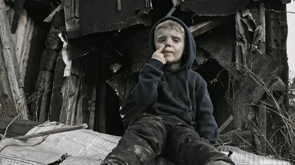 Pequeño Huérfano Sin Hogar Llorando Lado Edificio Abandonado — Foto de Stock