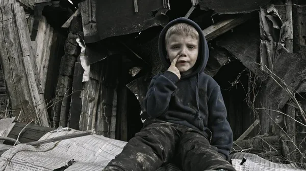 横に泣いているホームレス孤児少年放棄された建物 — ストック写真