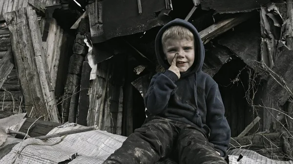 Μικρό Άστεγοι Ορφανό Αγόρι Κλαίει Δίπλα Εγκαταλειφθεί Κτίριο — Φωτογραφία Αρχείου