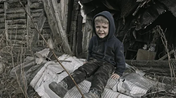 Pequeño Huérfano Sin Hogar Llorando Lado Edificio Abandonado — Foto de Stock