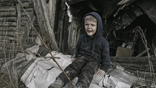 Kleine Dakloze Verweesde Jongen Huilen Naast Verlaten Gebouw — Stockfoto