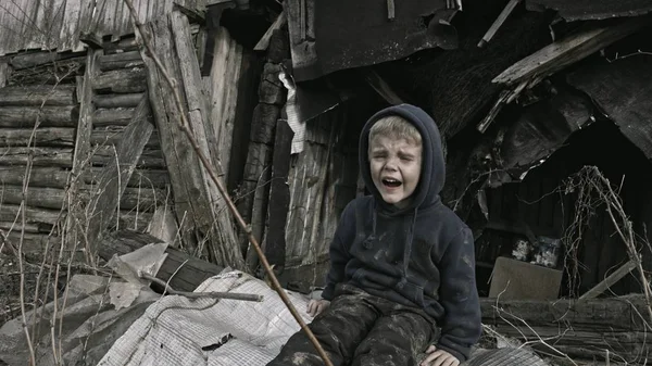 Pequeño Huérfano Sin Hogar Llorando Lado Edificio Abandonado —  Fotos de Stock