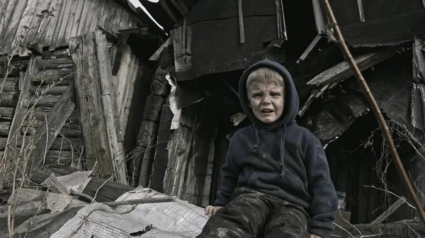 Küçük Evsiz Yetim Çocuk Yanında Ağlayan Binayı Terk — Stok fotoğraf