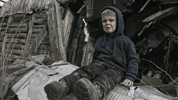 Pequeno Órfão Sem Teto Chorando Lado Prédio Abandonado — Fotografia de Stock