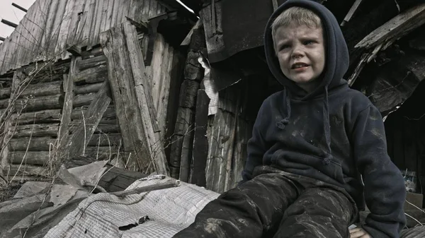 小无家可归的孤儿哭在废弃的建筑旁边 — 图库照片