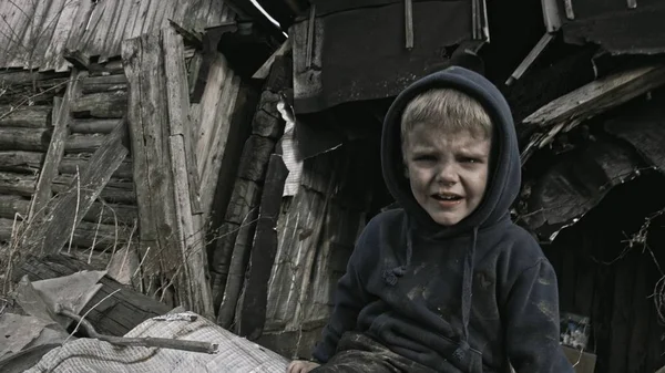 Pequeño Huérfano Sin Hogar Llorando Junto Edificio Abandonado — Foto de Stock