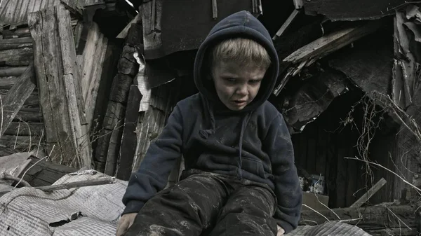 Маленький Безпритульний Сирота Плаче Біля Покинутої Будівлі — стокове фото