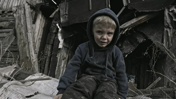 Pequeño Huérfano Sin Hogar Llorando Junto Edificio Abandonado —  Fotos de Stock