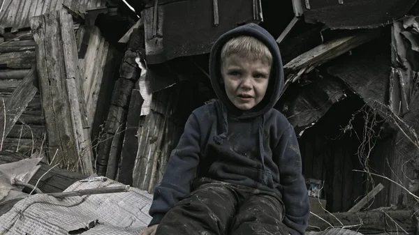 Маленький Безпритульний Сирота Плаче Біля Покинутої Будівлі — стокове фото