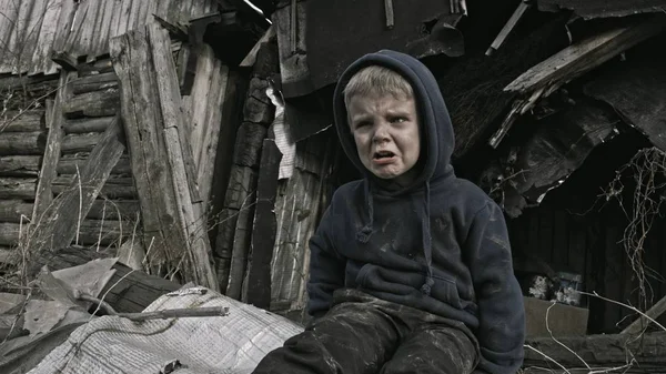 Little Orphan Bezdomnych Płacz Przy Opuszczony Budynek — Zdjęcie stockowe