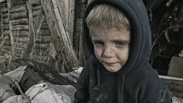 Pequeño Huérfano Sin Hogar Llorando Junto Edificio Abandonado — Foto de Stock