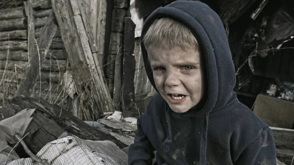悲伤的无家可归的孤儿哭在废弃的建筑旁边 — 图库照片