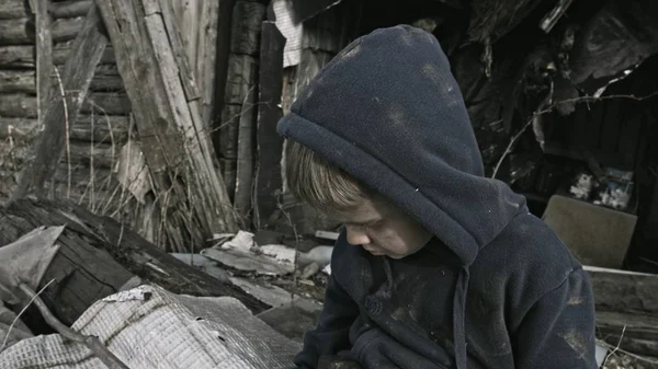 Niño Huérfano Triste Sin Hogar Llorando Lado Del Edificio Abandonado — Foto de Stock
