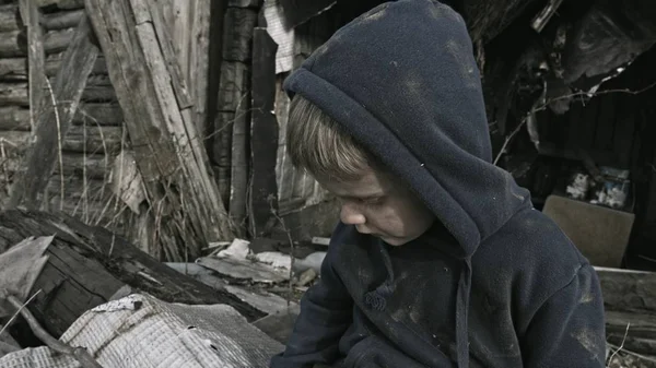 Triste Criança Órfã Sem Teto Chorando Lado Prédio Abandonado — Fotografia de Stock