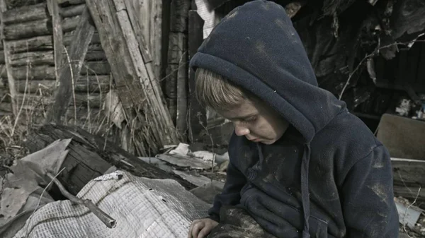 Niño Huérfano Triste Sin Hogar Llorando Lado Del Edificio Abandonado — Foto de Stock