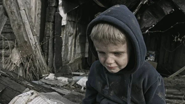 Triste Criança Órfã Sem Teto Chorando Lado Prédio Abandonado — Fotografia de Stock