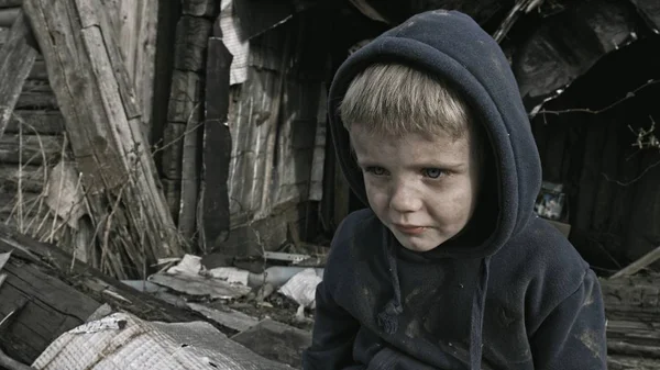 Szomorú Hajléktalan Árva Gyerek Sír Mellett Elhagyatott Épületben — Stock Fotó