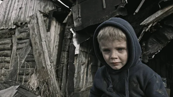 Сумна Безпритульна Дитина Сирота Плаче Біля Покинутої Будівлі — стокове фото