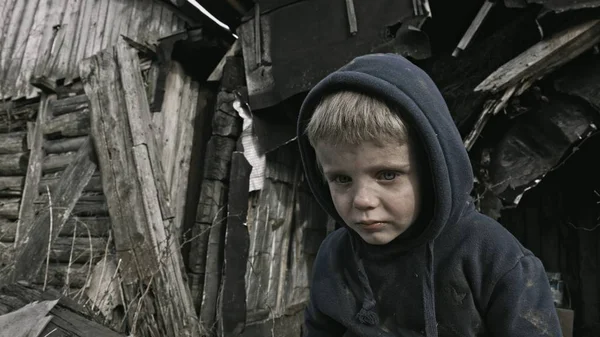 Niño Huérfano Triste Sin Hogar Llorando Lado Del Edificio Abandonado — Foto de Stock