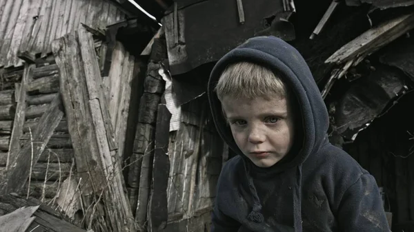 Niño Huérfano Triste Sin Hogar Llorando Lado Del Edificio Abandonado —  Fotos de Stock