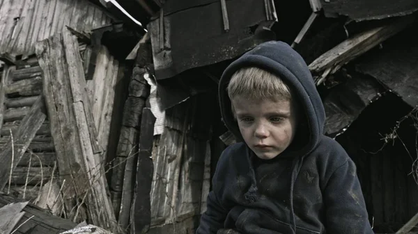 无家可归的孤儿的肖像坐在和哭泣旁边被遗弃的大厦 — 图库照片