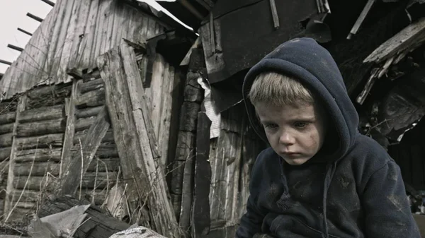 Retrato Niño Huérfano Sin Hogar Sentado Llorando Junto Edificio Abandonado — Foto de Stock