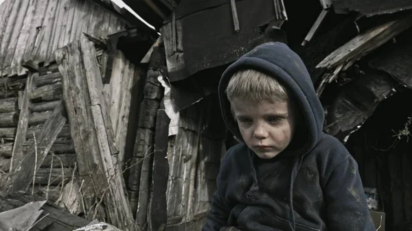 Retrato Niño Huérfano Sin Hogar Sentado Llorando Junto Edificio Abandonado —  Fotos de Stock