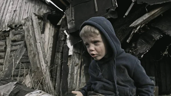 Retrato Niño Huérfano Sin Hogar Sentado Llorando Junto Edificio Abandonado —  Fotos de Stock