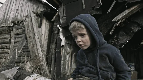Портрет Бездомного Хлопчика Сироти Який Сидить Плаче Біля Покинутої Будівлі — стокове фото