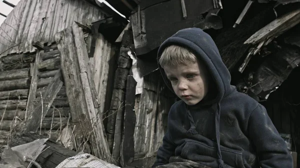 Portret Bezdomne Sieroty Chłopiec Siedzi Płacz Przy Opuszczonym Budynku — Zdjęcie stockowe