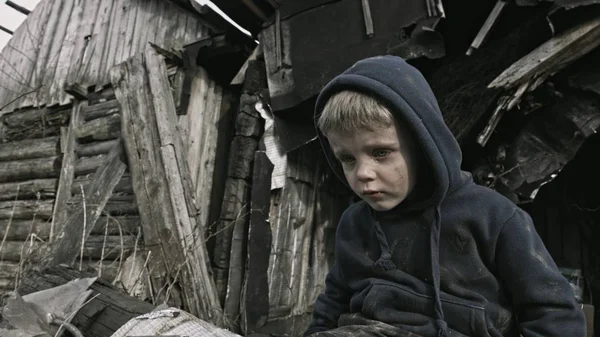 Retrato Niño Huérfano Sin Hogar Sentado Llorando Junto Edificio Abandonado — Foto de Stock