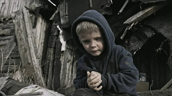 Retrato Menino Órfão Sem Teto Sentado Chorando Lado Prédio Abandonado — Fotografia de Stock