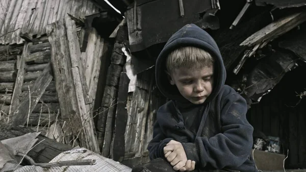 Retrato Niño Huérfano Sin Hogar Sentado Llorando Junto Edificio Abandonado — Foto de Stock