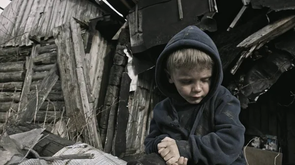无家可归的孤儿的肖像坐在和哭泣旁边被遗弃的大厦 — 图库照片