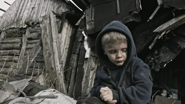 Retrato Niño Huérfano Sin Hogar Sentado Llorando Junto Edificio Abandonado — Foto de Stock