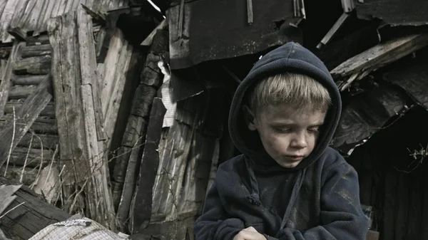 Portret Bezdomne Sieroty Chłopiec Siedzi Płacz Przy Opuszczonym Budynku — Zdjęcie stockowe