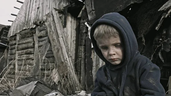 Retrato Niño Huérfano Sin Hogar Sentado Llorando Junto Edificio Abandonado — Foto de Stock