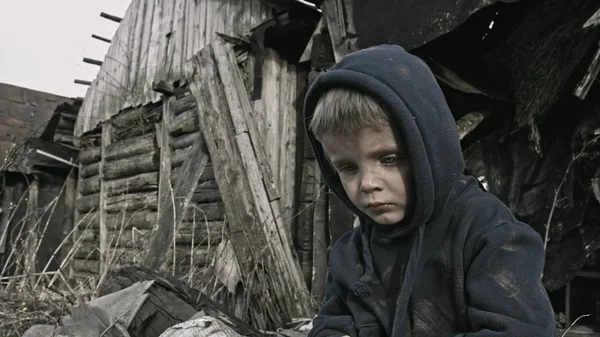 Retrato Niño Huérfano Sin Hogar Sentado Llorando Junto Edificio Abandonado —  Fotos de Stock