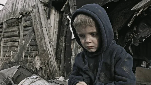 Retrato Niño Huérfano Sin Hogar Sentado Llorando Junto Edificio Abandonado — Foto de Stock