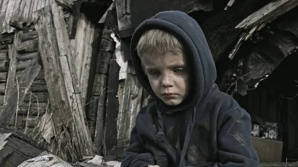 Retrato Niño Huérfano Sin Hogar Sentado Llorando Junto Edificio Abandonado —  Fotos de Stock