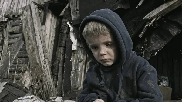 Retrato Niño Huérfano Sin Hogar Sentado Llorando Junto Edificio Abandonado —  Fotos de Stock