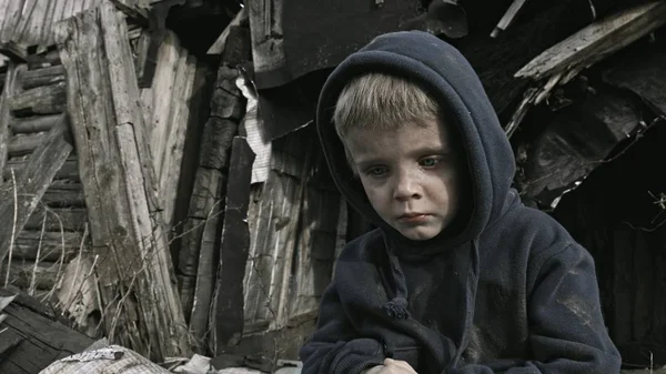 Retrato Niño Huérfano Sin Hogar Sentado Llorando Junto Edificio Abandonado — Foto de Stock