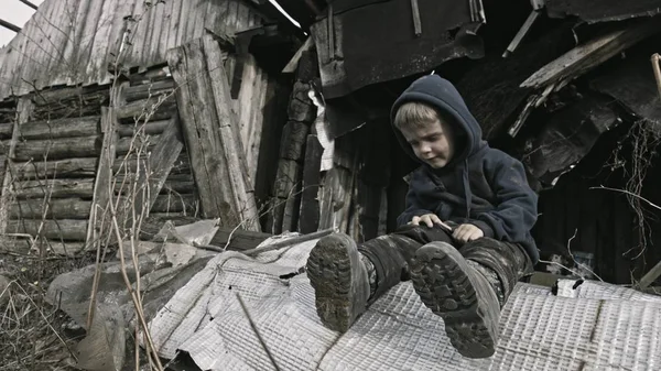 Triste Ragazzo Orfano Senzatetto Seduto Piangere Accanto Alla Costruzione Nel — Foto Stock