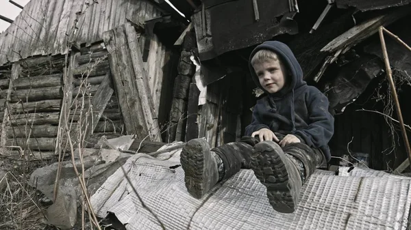 Oturma Terk Edilmiş Köyde Sinir Bozucu Üzgün Evsiz Çocuk — Stok fotoğraf