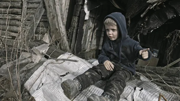 Θλιβερή Άστεγο Αγόρι Κάθεται Δίπλα Στο Εγκαταλελειμμένο Κτίριο Και Δείχνει — Φωτογραφία Αρχείου