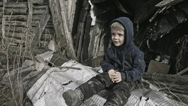 Triste Garçon Sans Abri Assis Frustrant Dans Village Abandonné — Photo