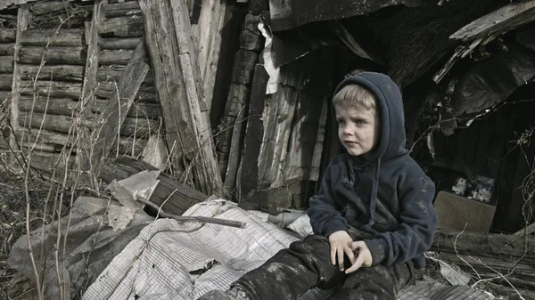 Triste Sem Teto Menino Sentado Frustrante Aldeia Abandonada — Fotografia de Stock