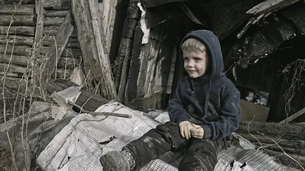 Triste Chico Sin Hogar Sentado Frustrante Pueblo Abandonado — Foto de Stock