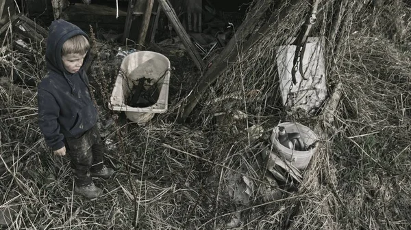 肮脏的无家可归的男孩在废弃的村庄 — 图库照片