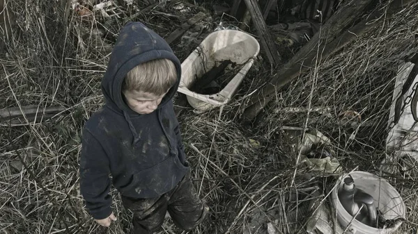 Špinavé Bezdomovce Boy Opuštěné Vesnici — Stock fotografie